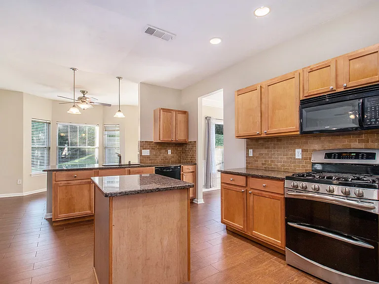 395 Sugarberry Ln — Photo 9