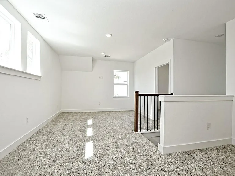 402 Zennia St — Photo 15