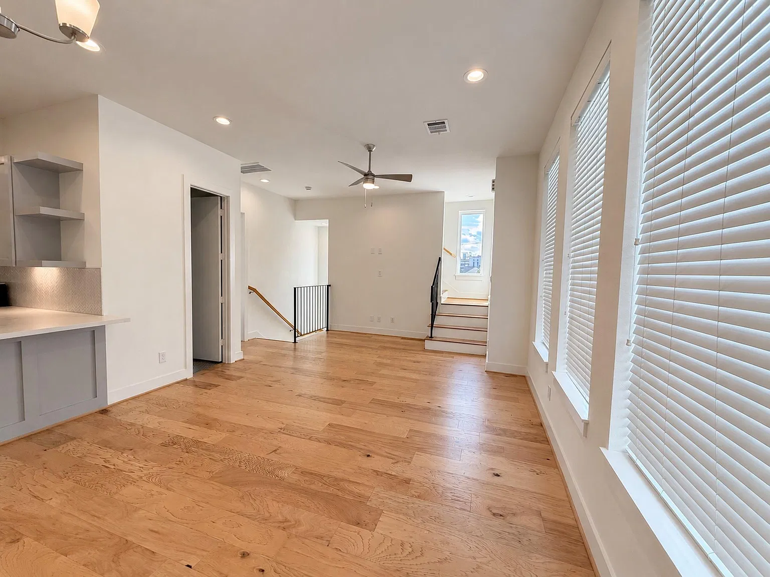 3 bed, 3.0 bath, 1861 sqft, $2,295 — Photo 3
