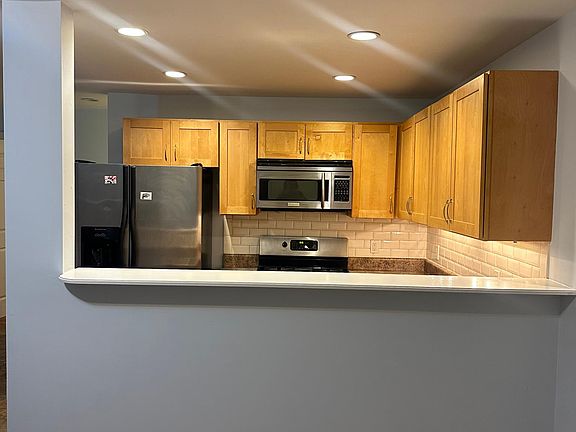 3rd image of 1662 Bayview Ave #1