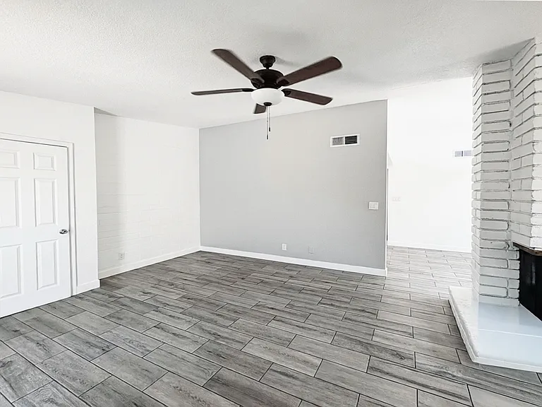 4202 N 27th St #11 — Photo 1