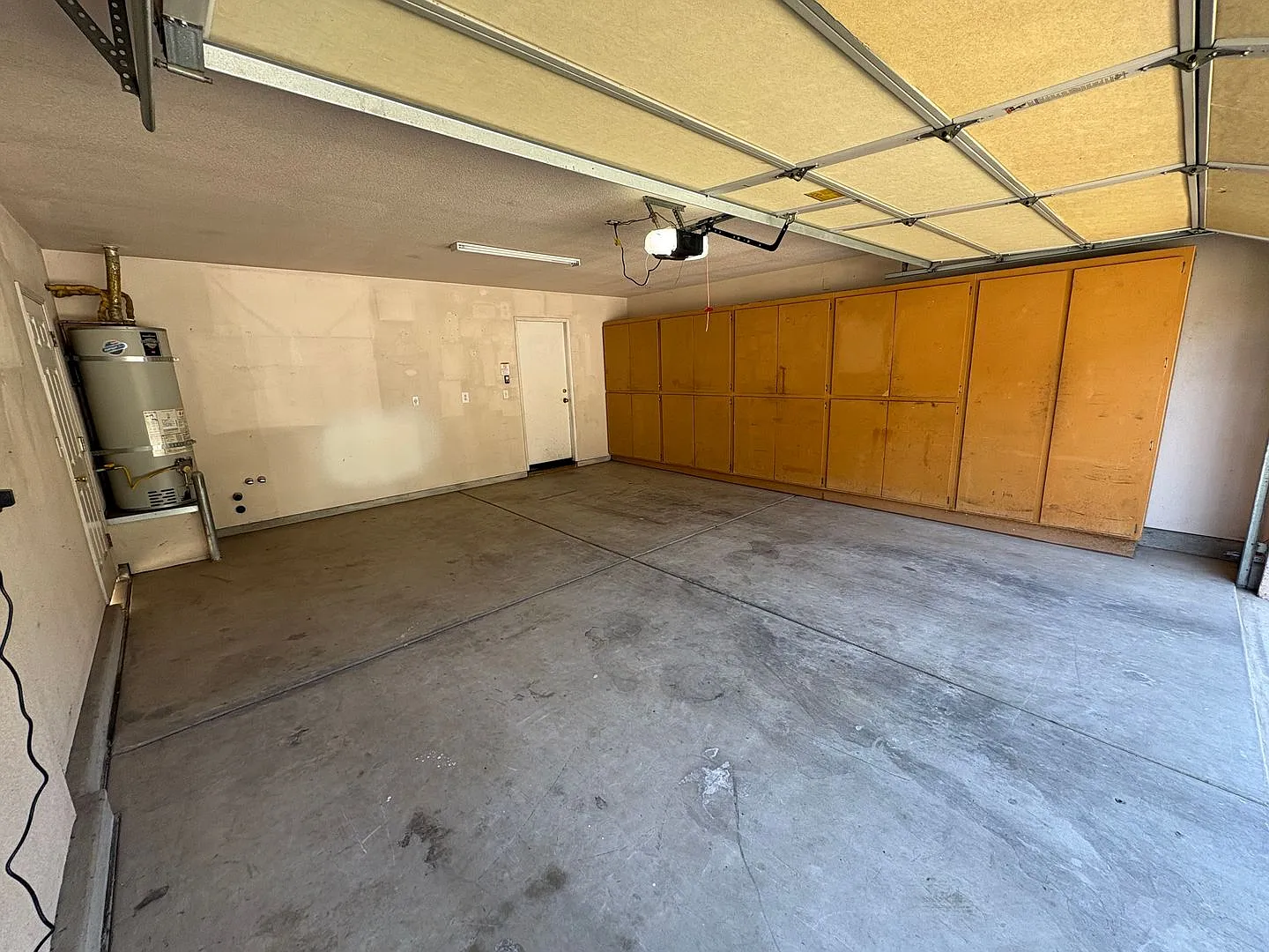 NW Visalia Home Near Shopping Center Available Now! — Photo 2