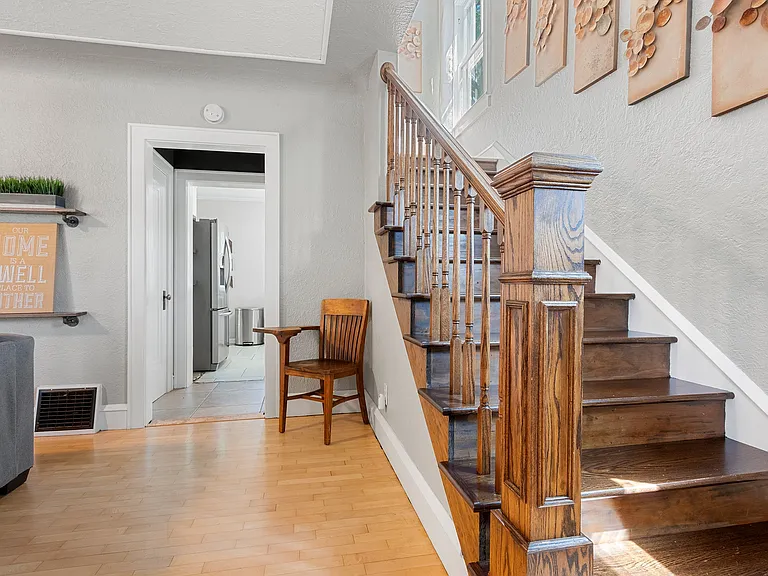 1338 W 8th St — Photo 47