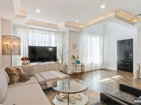 8 Marquis Ct, Edgewater, NJ 07020