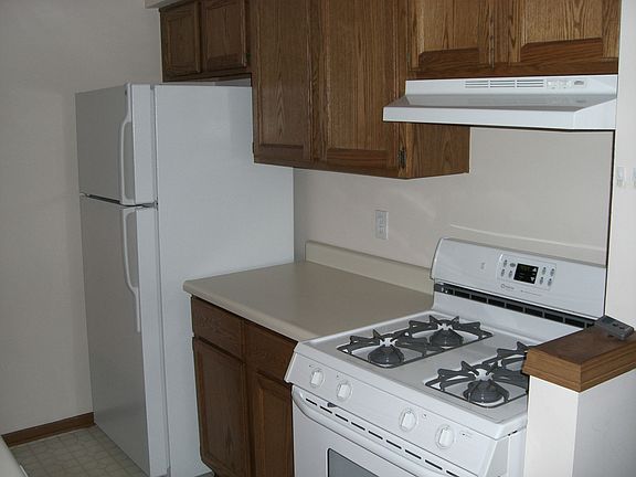 3rd image of 2455 Wrens Dr S