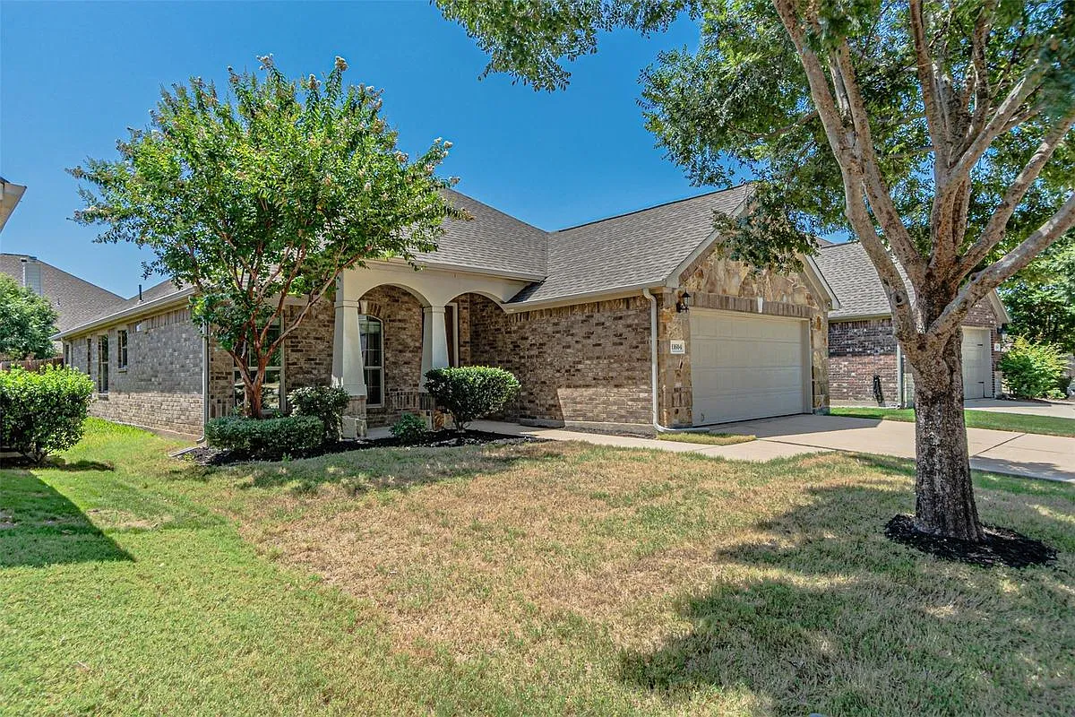 3 bed, 2.0 bath, 1823 sqft, $2,300 — Photo 2