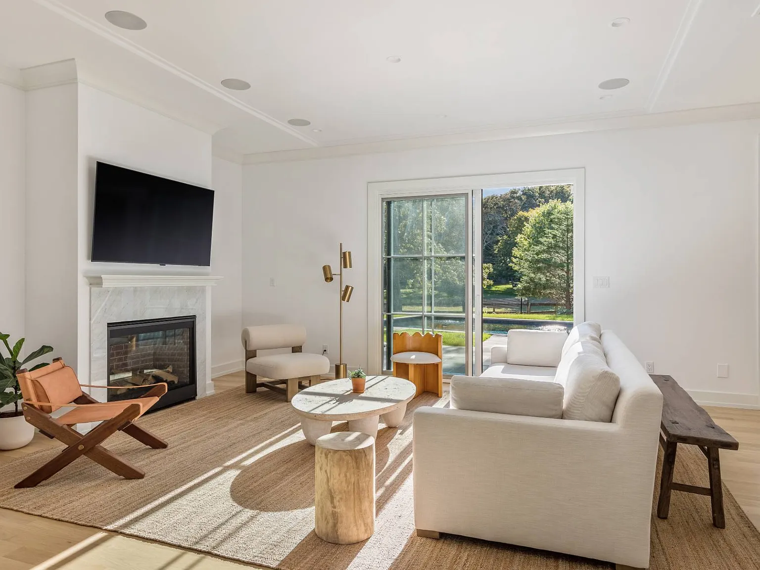 Luxury East Hampton Retreat Overlooking Scenic Equestrian Fields — Photo 3