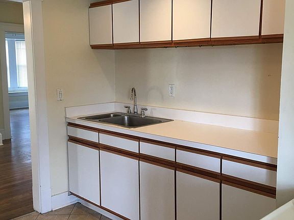 4th image of 1675 Victoria Ave