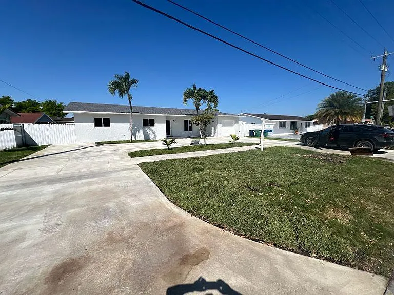 3300 SW 127th Ave — Photo 6