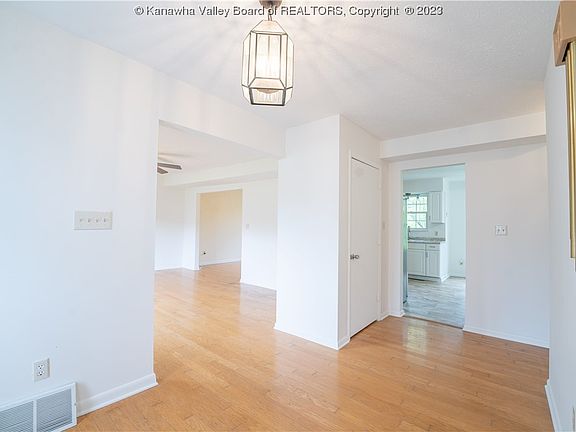 3rd image of 1912 Oakridge Dr