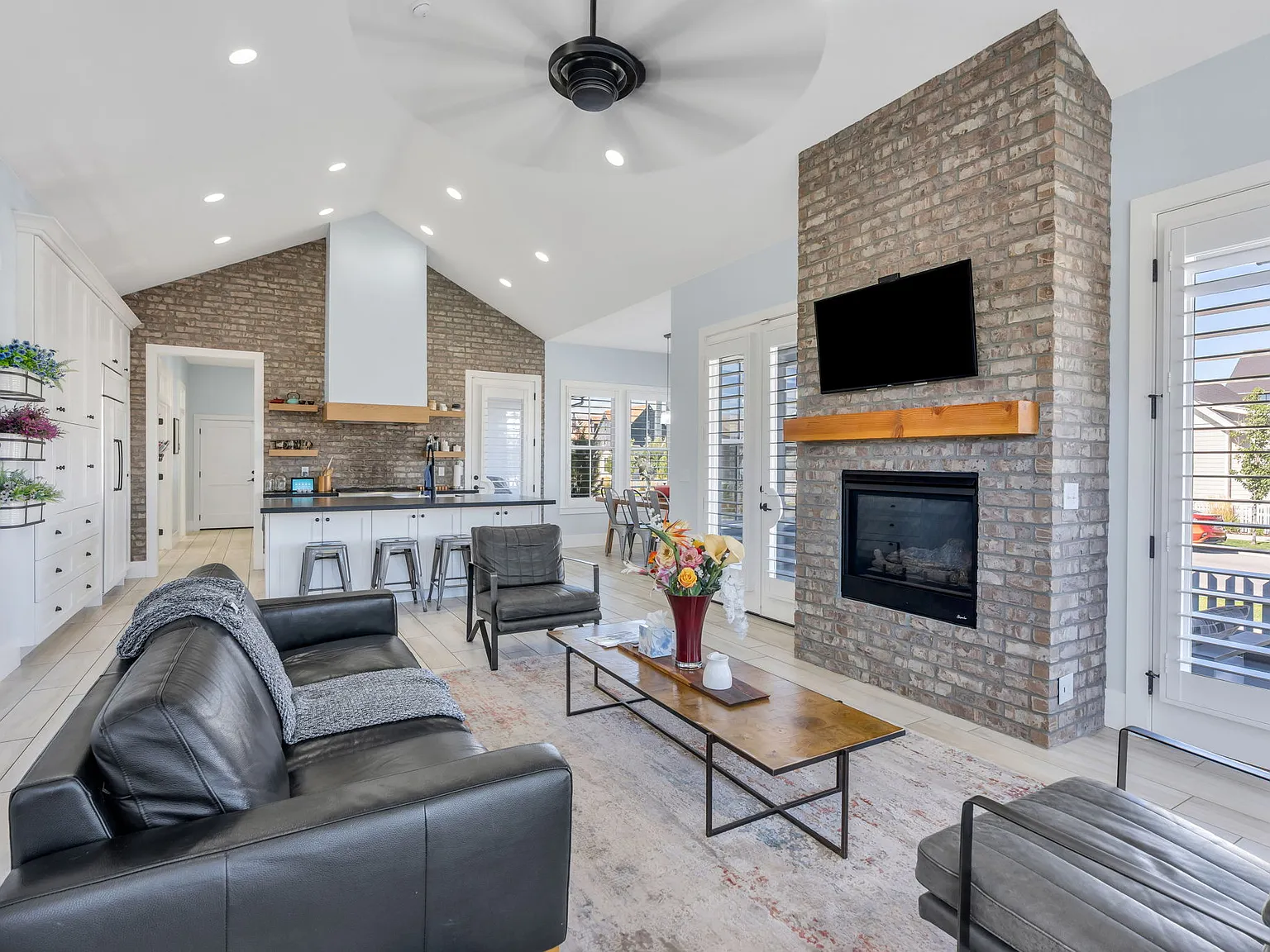 5 bed, 3753 sqft, $4,100 — Photo 2