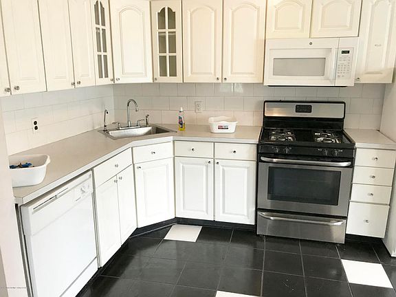 3rd image of 32 Simmons Ln