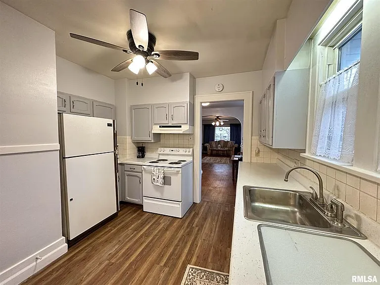 1020 Florence Ave — Photo 11