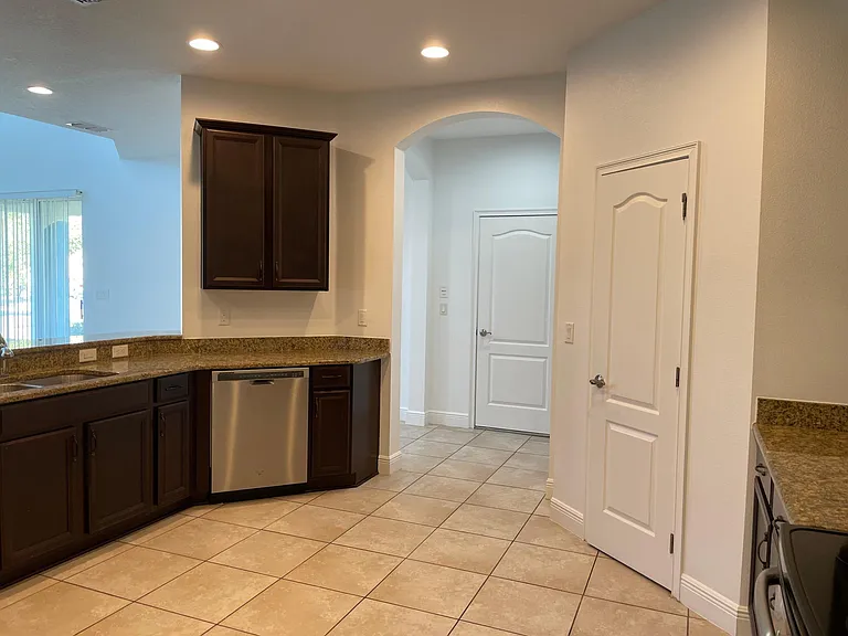 7952 Hampton Lake Dr — Photo 12