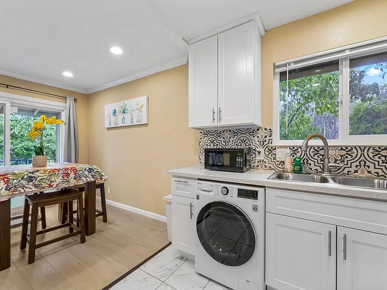 888 Golden Saratoga-Cupertino Apartment Homes — Photo 10