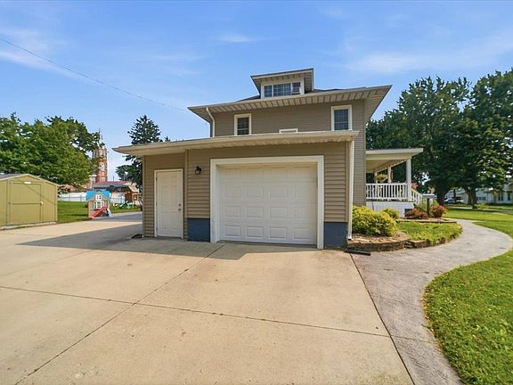 4th image of 218 3rd Ave NE