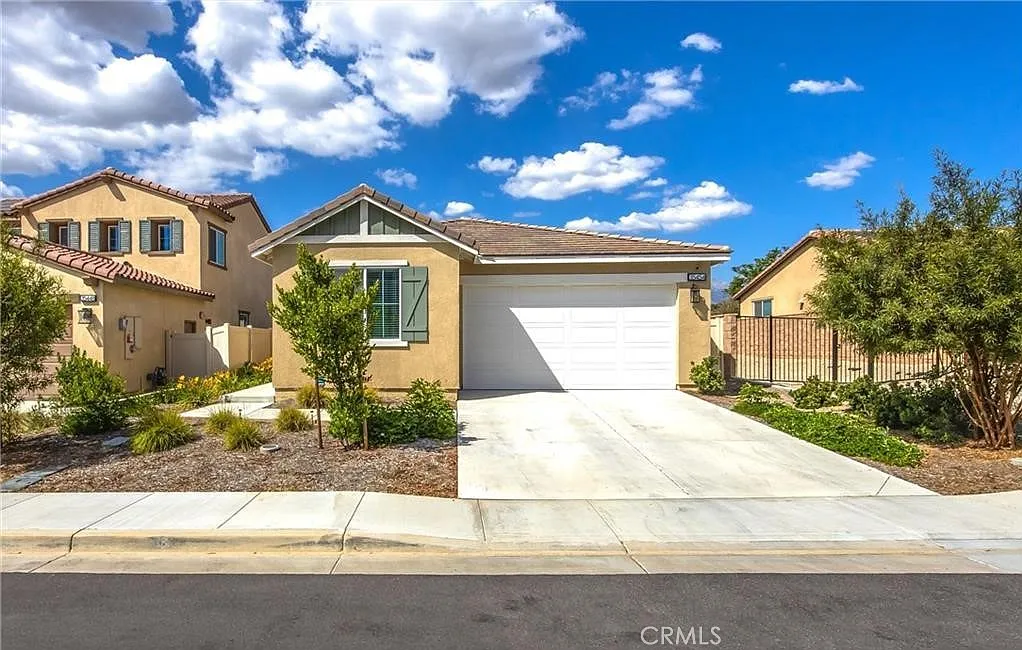 3 bed, 2.5 bath, 1902 sqft, $3,400 — Photo 1