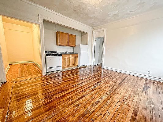 2nd image of 236 Montgomery St #2B