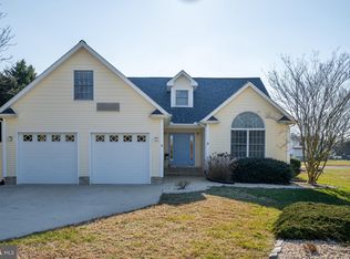 8 Oakland Ave, Ocean View, DE 19970