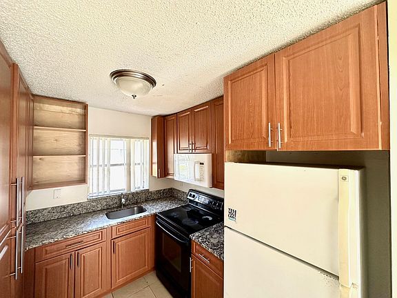 2nd image of 4127 Woodside Dr #A