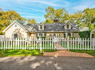 30 E Rogues Path, Huntington Station, NY 11746