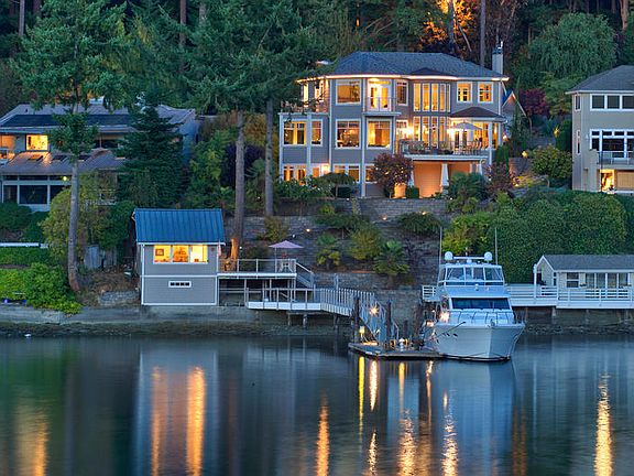 The dock provides rare year round deep water moorage. It's wired with 2 power sources and has fresh 