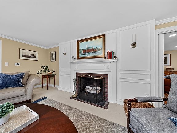 3rd image of 37 Mast Hill Rd