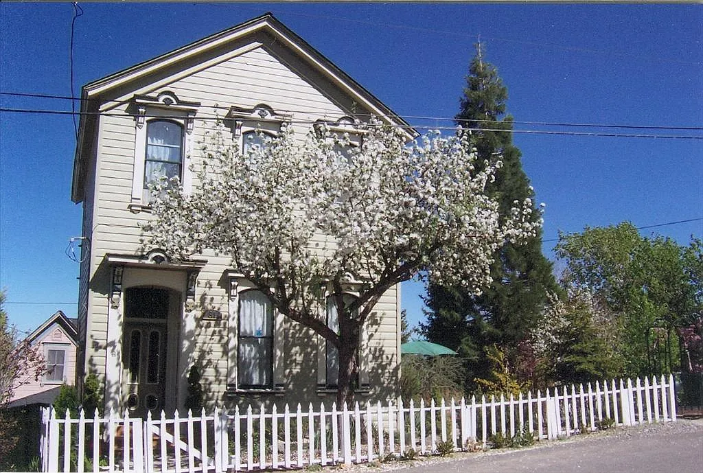 81 N A St photo 1