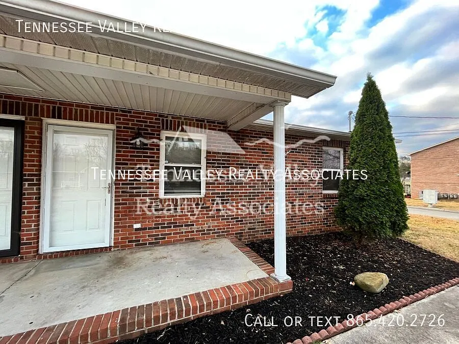 Move In Ready! 2 Bed/1 Bath Duplex In The Heart Of Lenoir City! — Photo 1