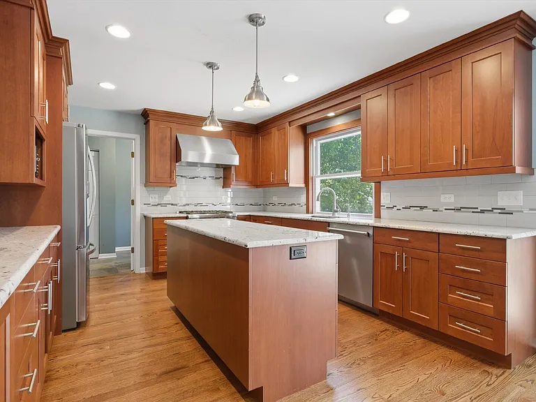 854 Deep Woods Ct — Photo 10