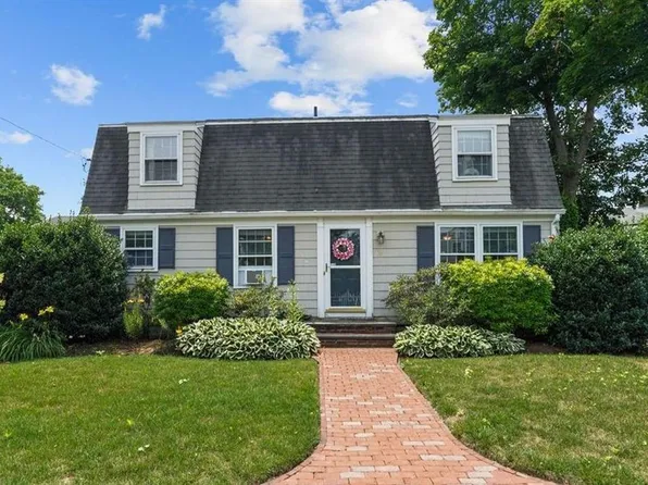 9 Rich St, Rumford, RI 02916