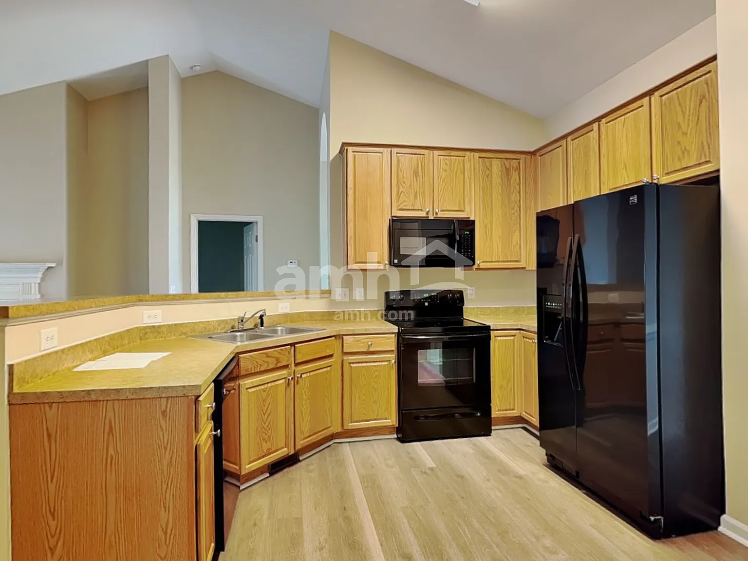 3 bed, 2.0 bath, 1665 sqft, $2,030 — Photo 3