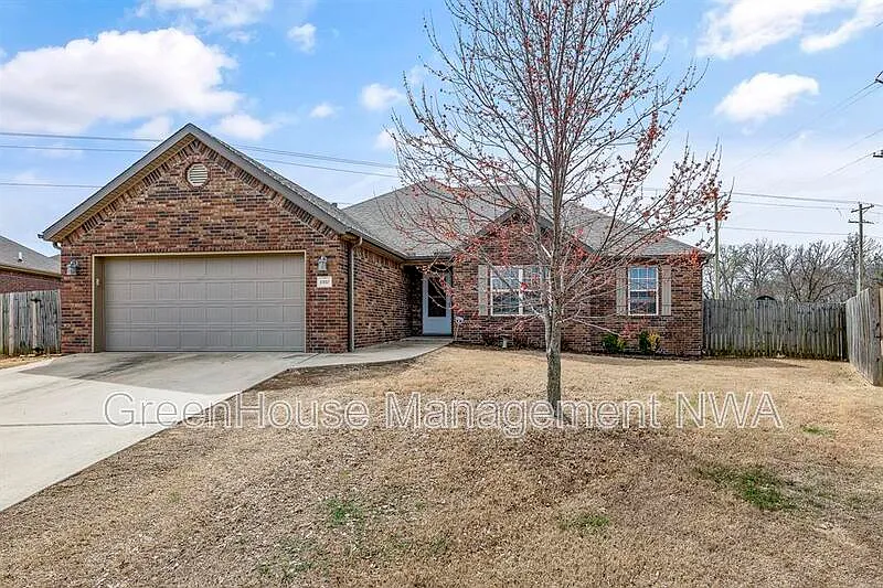 4 bed, 2.0 bath, 1852 sqft, $2,140 — Photo 2