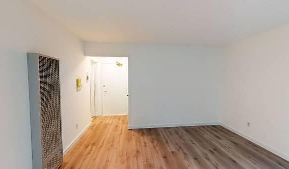 4th image of 1085 S Van Ness Ave #203
