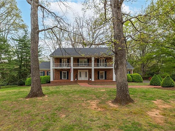 3rd image of 1015 Oakcrest Dr