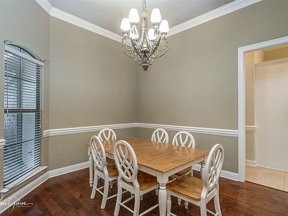 3rd image of 214 Gloucester Dr