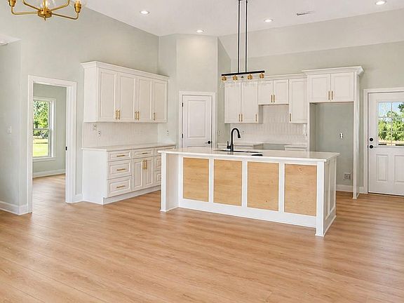 3rd image of 2927 Thornwood Dr