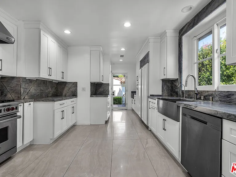 1521 Midvale Ave — Photo 16