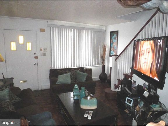 3rd image of 318 W Courtland St