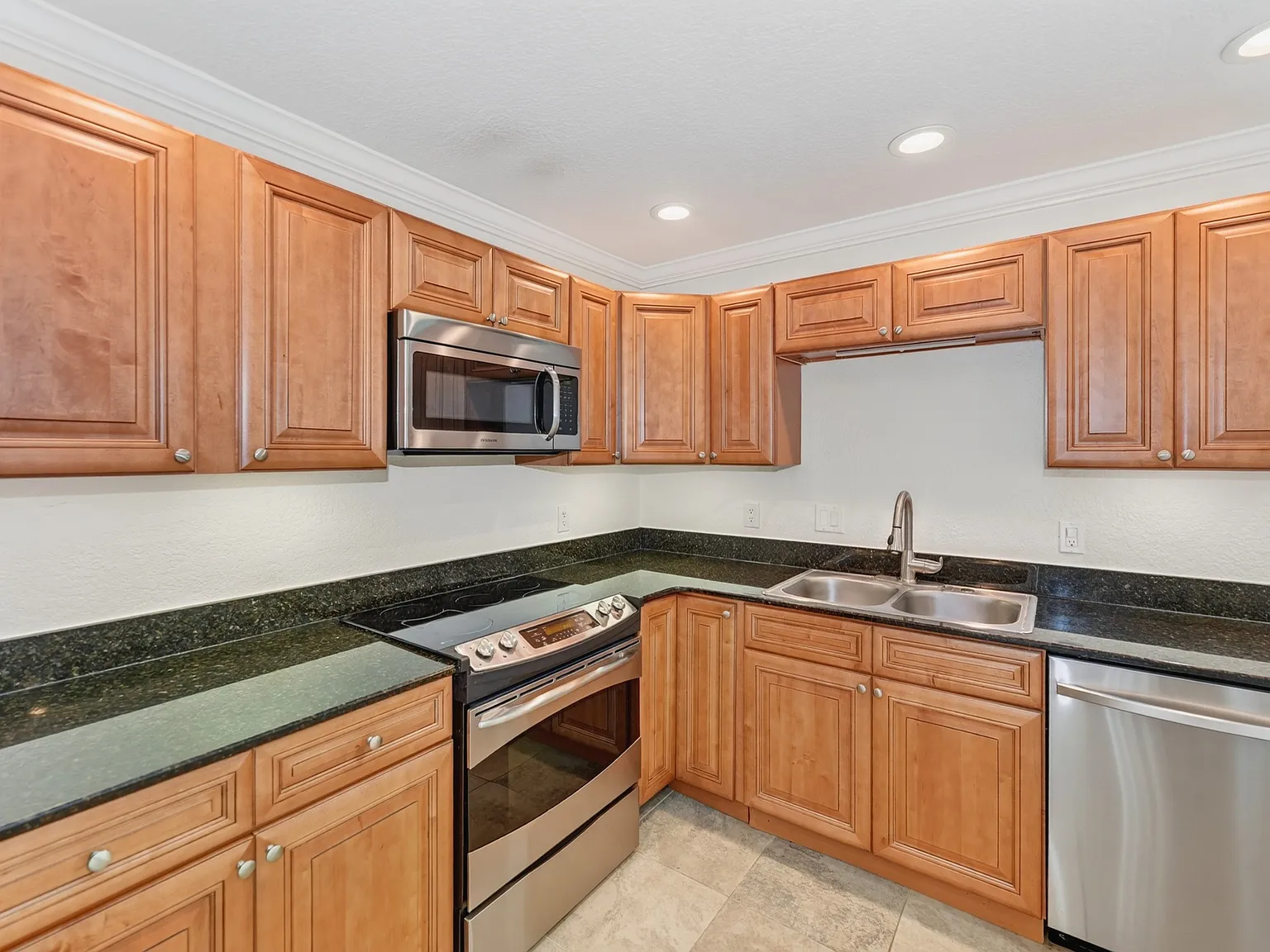 2 bed, 1024 sqft, $1,750 — Photo 3
