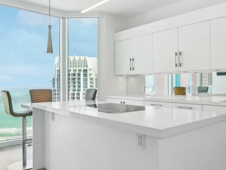300 S Pointe Dr #3502 — Photo 3