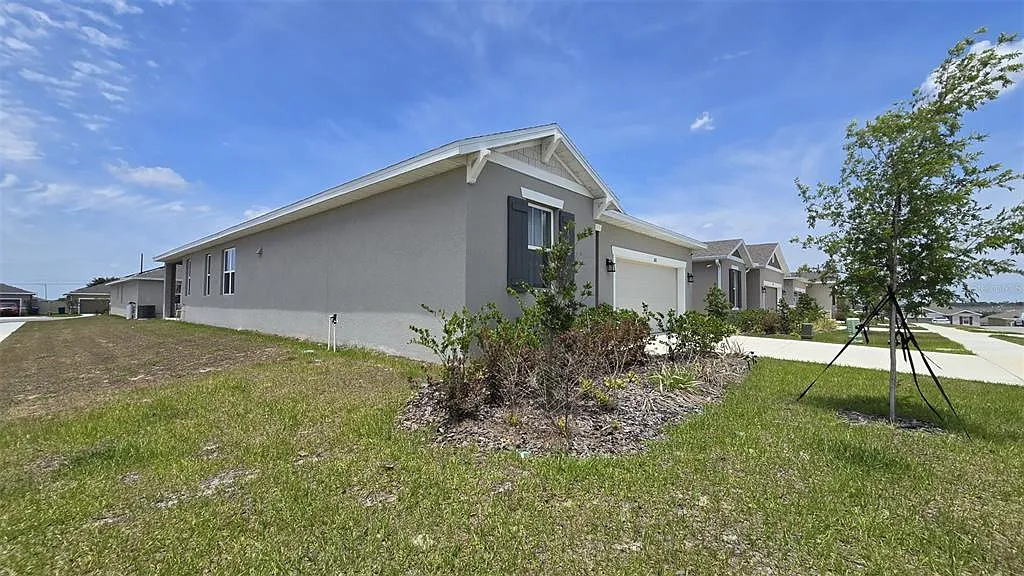 4 bed, 2.0 bath, 1928 sqft, $1,999 — Photo 2