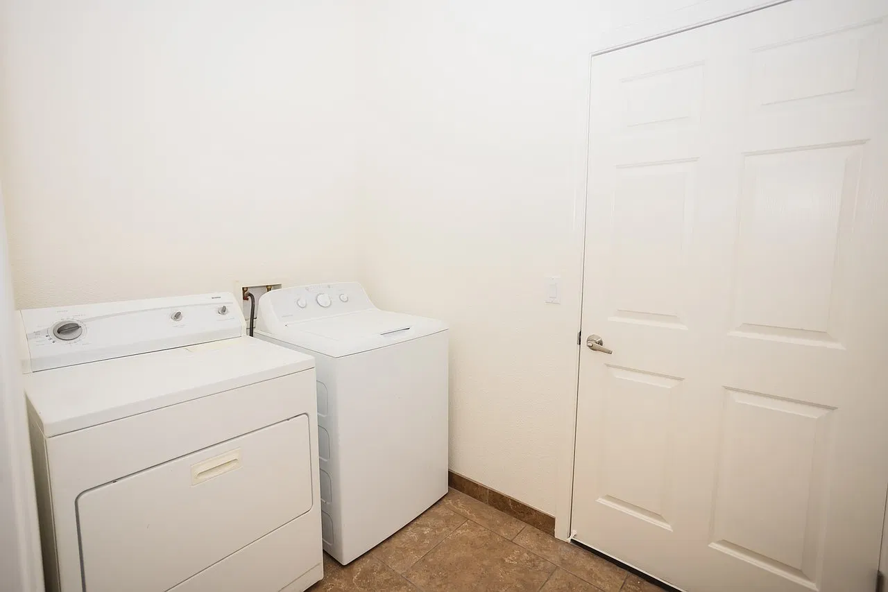 3 bed, 1396 sqft, $1,900 — Photo 1