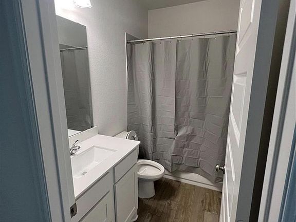 5th image of 131 Macarthur Dr