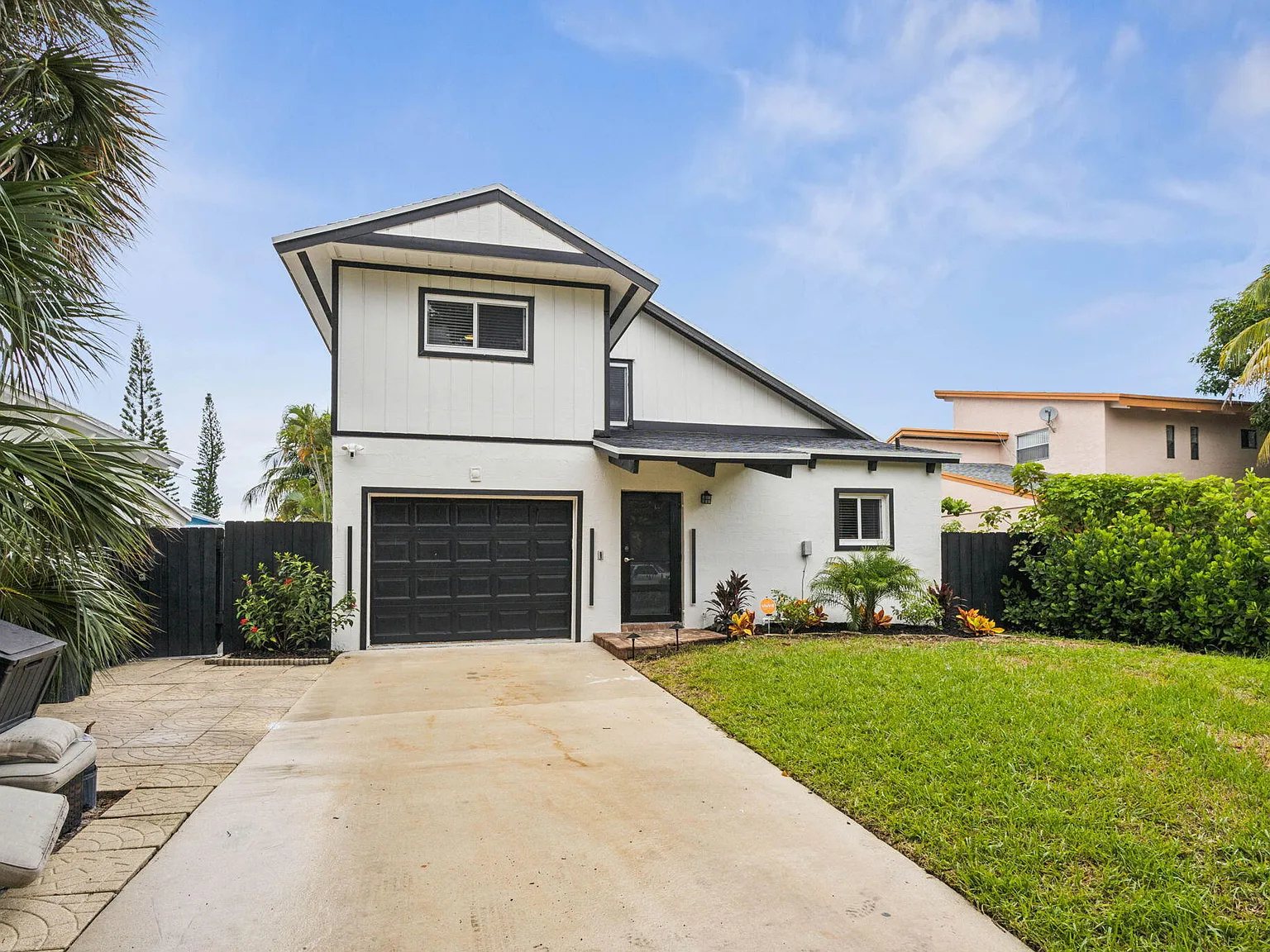 3 bed, 3.0 bath, 1630 sqft, $6,900 — Photo 2