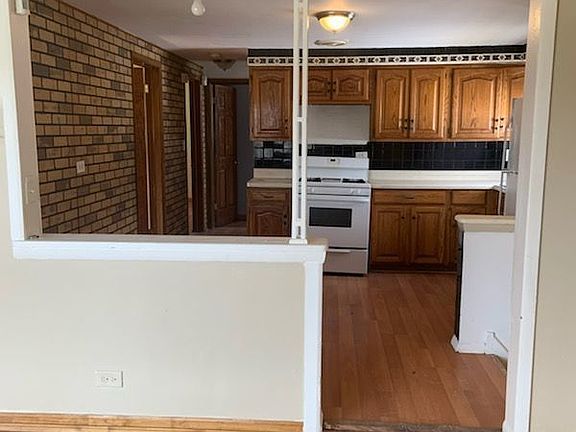 3rd image of 9032 S Woodlawn Ave