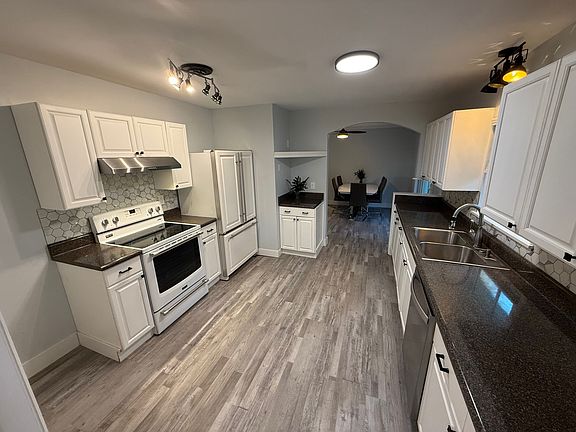 2nd image of 1904 Pearl St #1