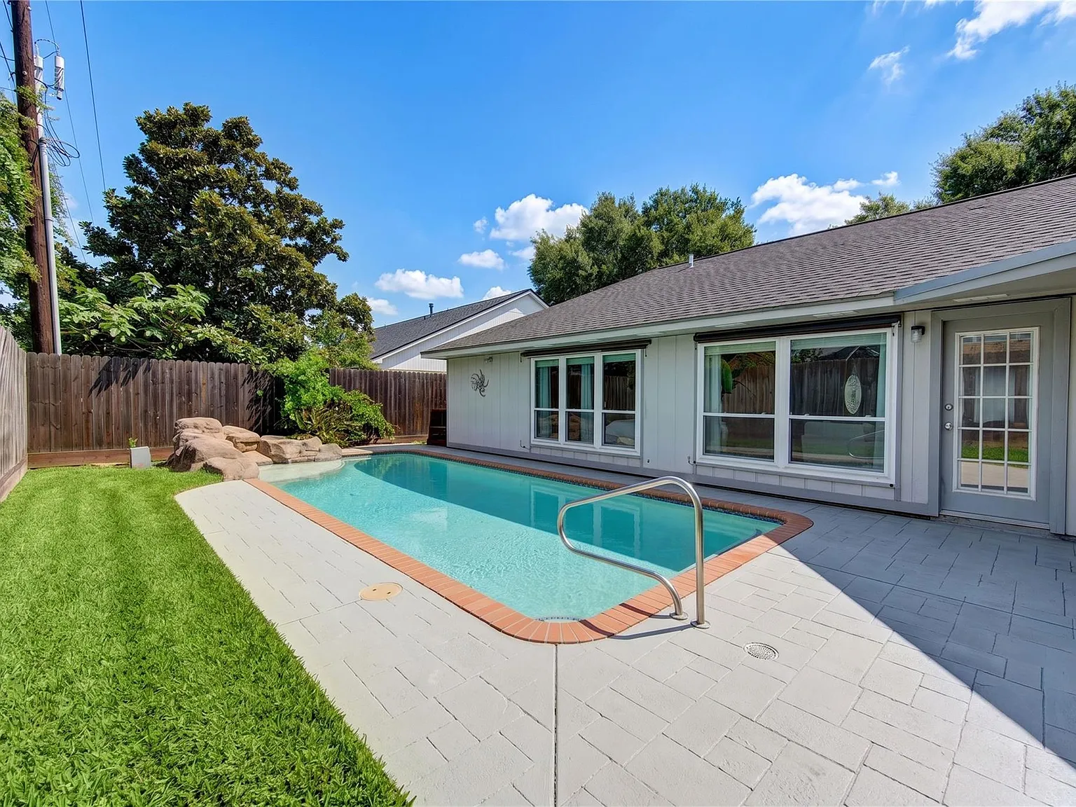 3 bed, 2.0 bath, 1600 sqft, $3,500 — Photo 3