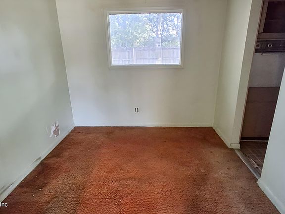 5th image of 7619 WYCOMBE Drive N
