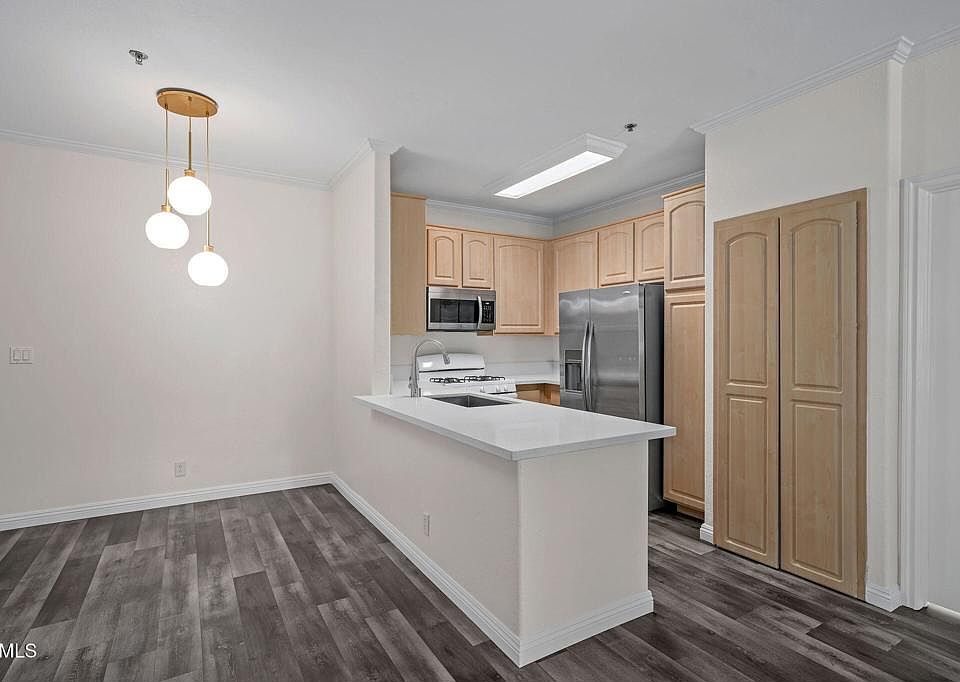 1st image of 300 N El Molino Ave Unit 125